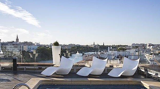 La lista de las terrazas de Sevilla con piscina para huir del calor