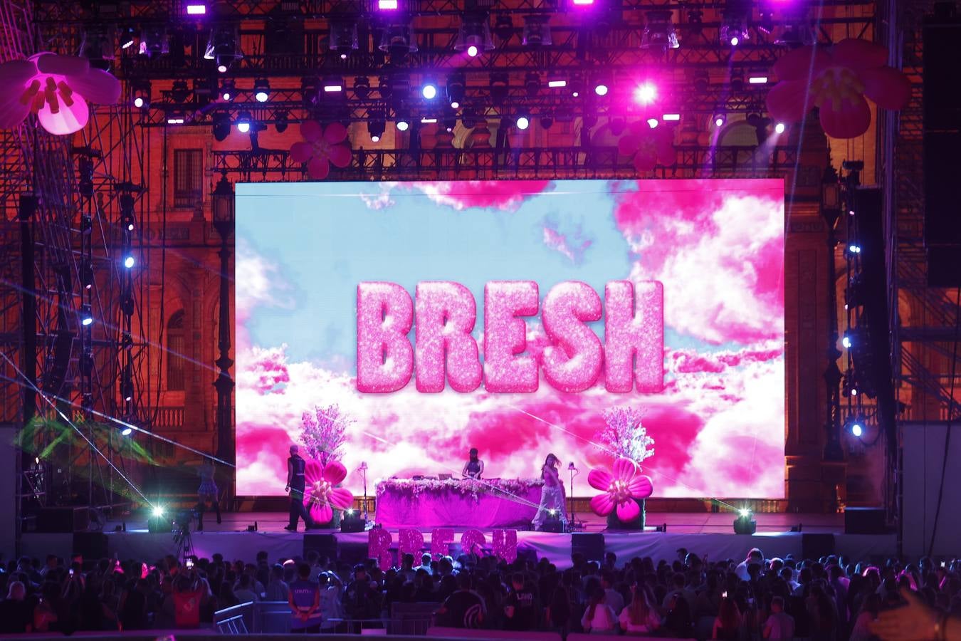 Escenario de la Fiesta Bresh en la Plaza de España de Sevilla durante el Icónica Sevilla Fest