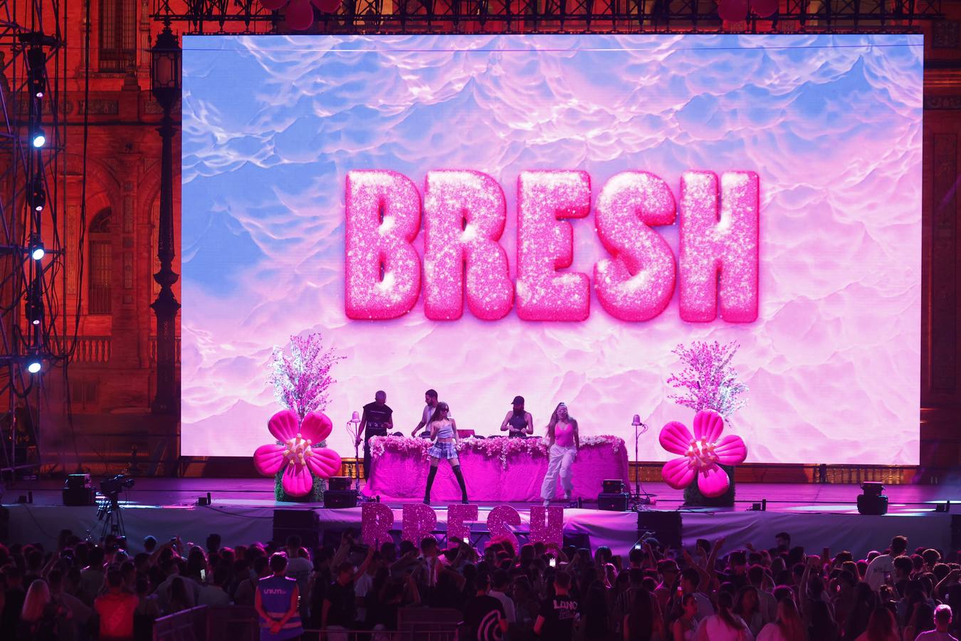 Escenario de la Fiesta Bresh en la Plaza de España de Sevilla durante el Icónica Sevilla Fest