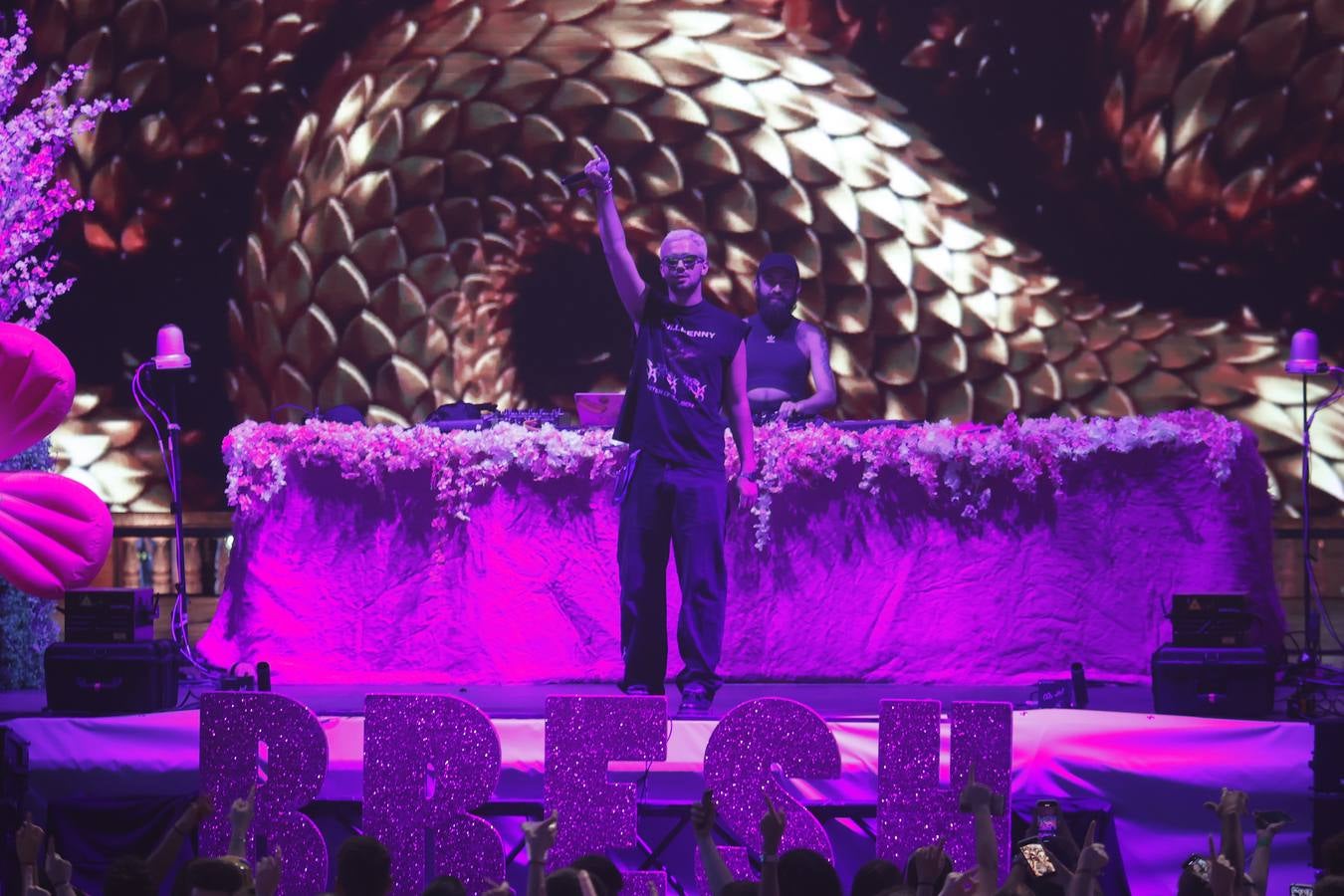 Escenario de la Fiesta Bresh en la Plaza de España de Sevilla durante el Icónica Sevilla Fest