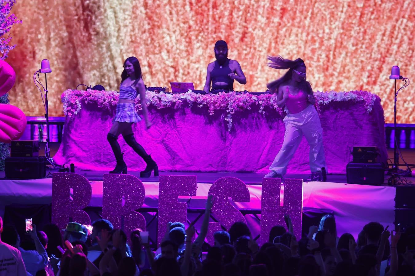 Escenario de la Fiesta Bresh en la Plaza de España de Sevilla durante el Icónica Sevilla Fest