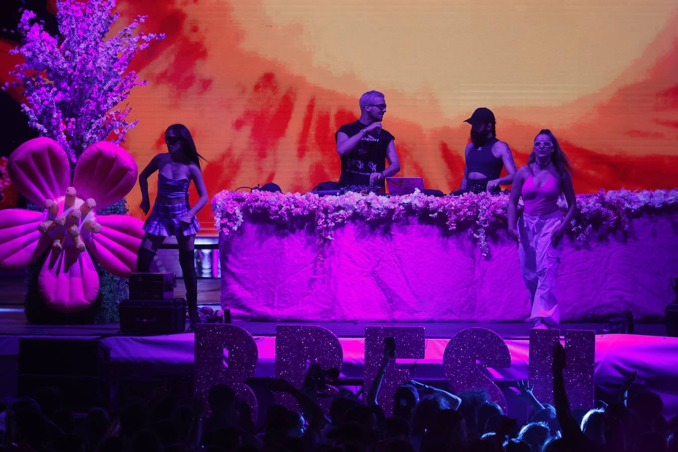 Escenario de la Fiesta Bresh en la Plaza de España de Sevilla durante el Icónica Sevilla Fest