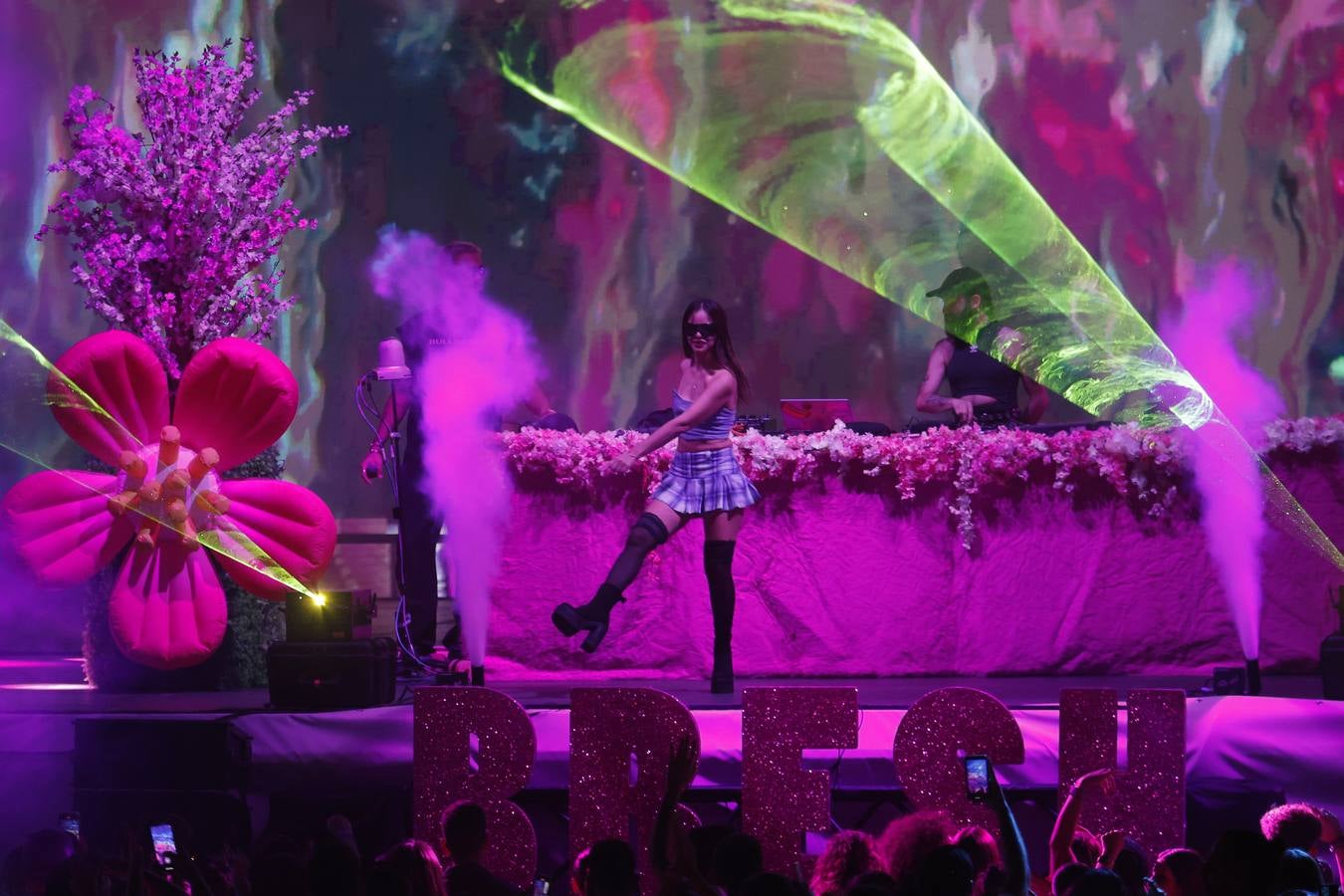 Escenario de la Fiesta Bresh en la Plaza de España de Sevilla durante el Icónica Sevilla Fest