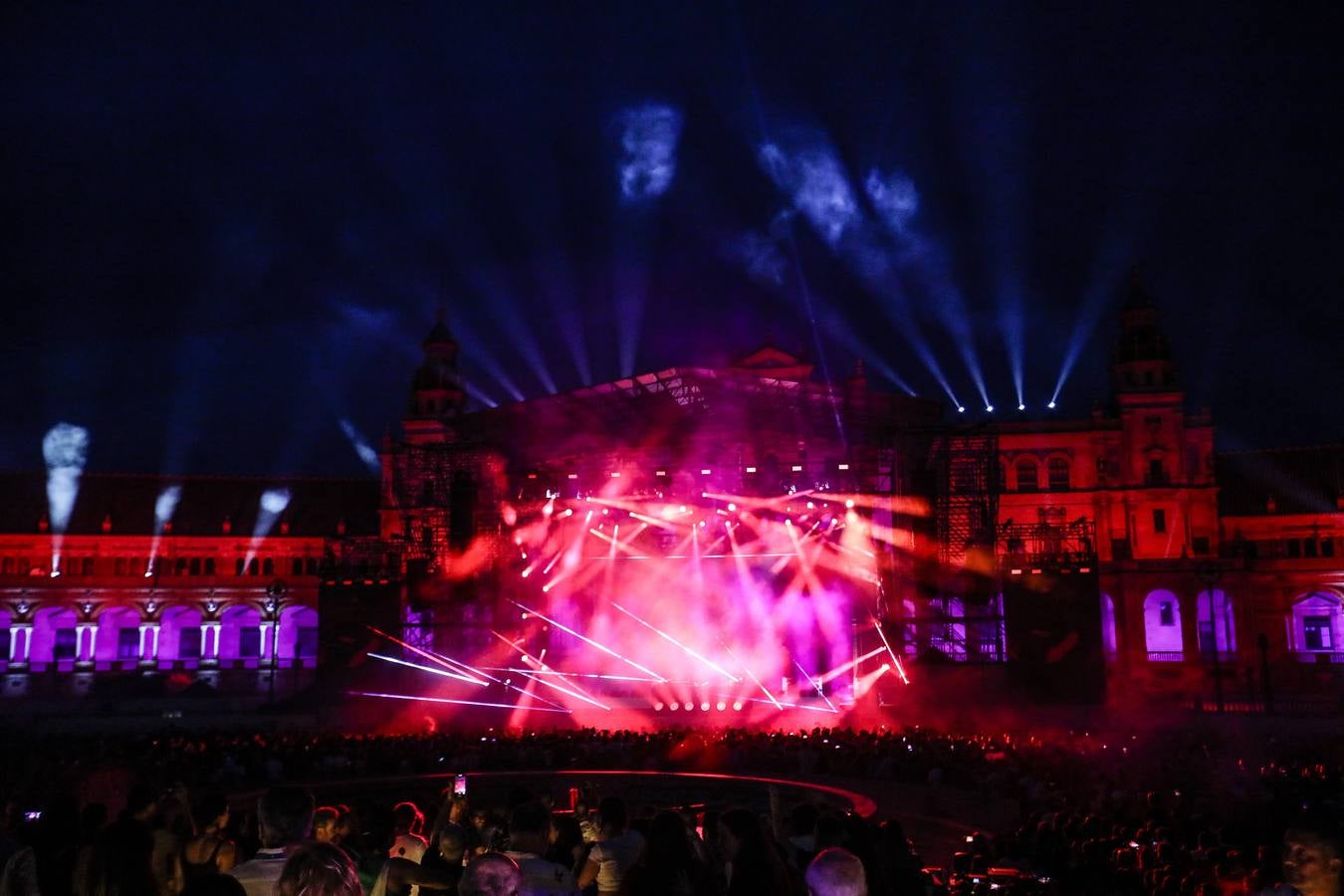 Concierto de Bizarrap en la Plaza de España para el Icónica Sevilla Fest