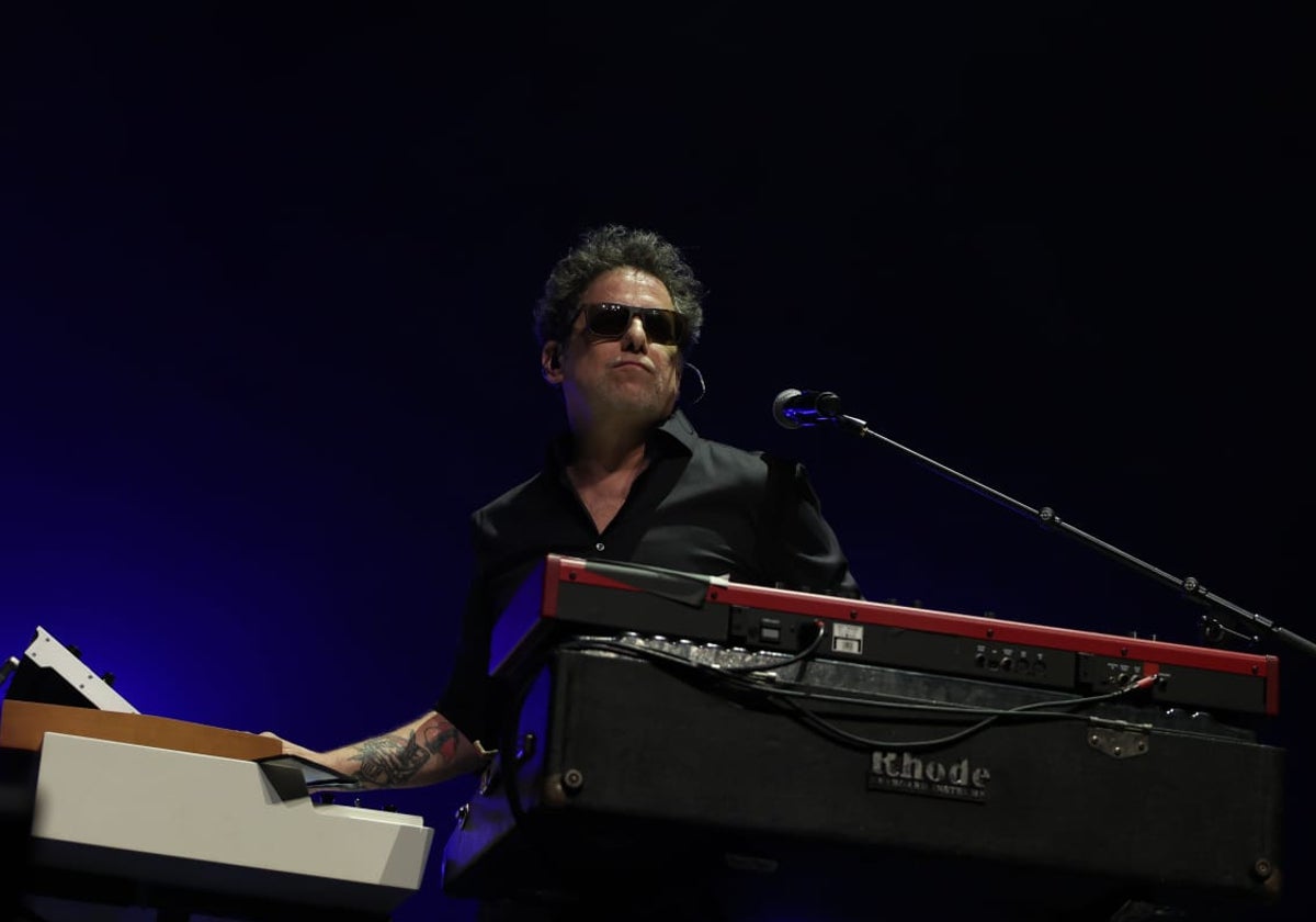 Andrés Calamaro brilló anoche con luz propia en su concierto del Cartuja Center Cite