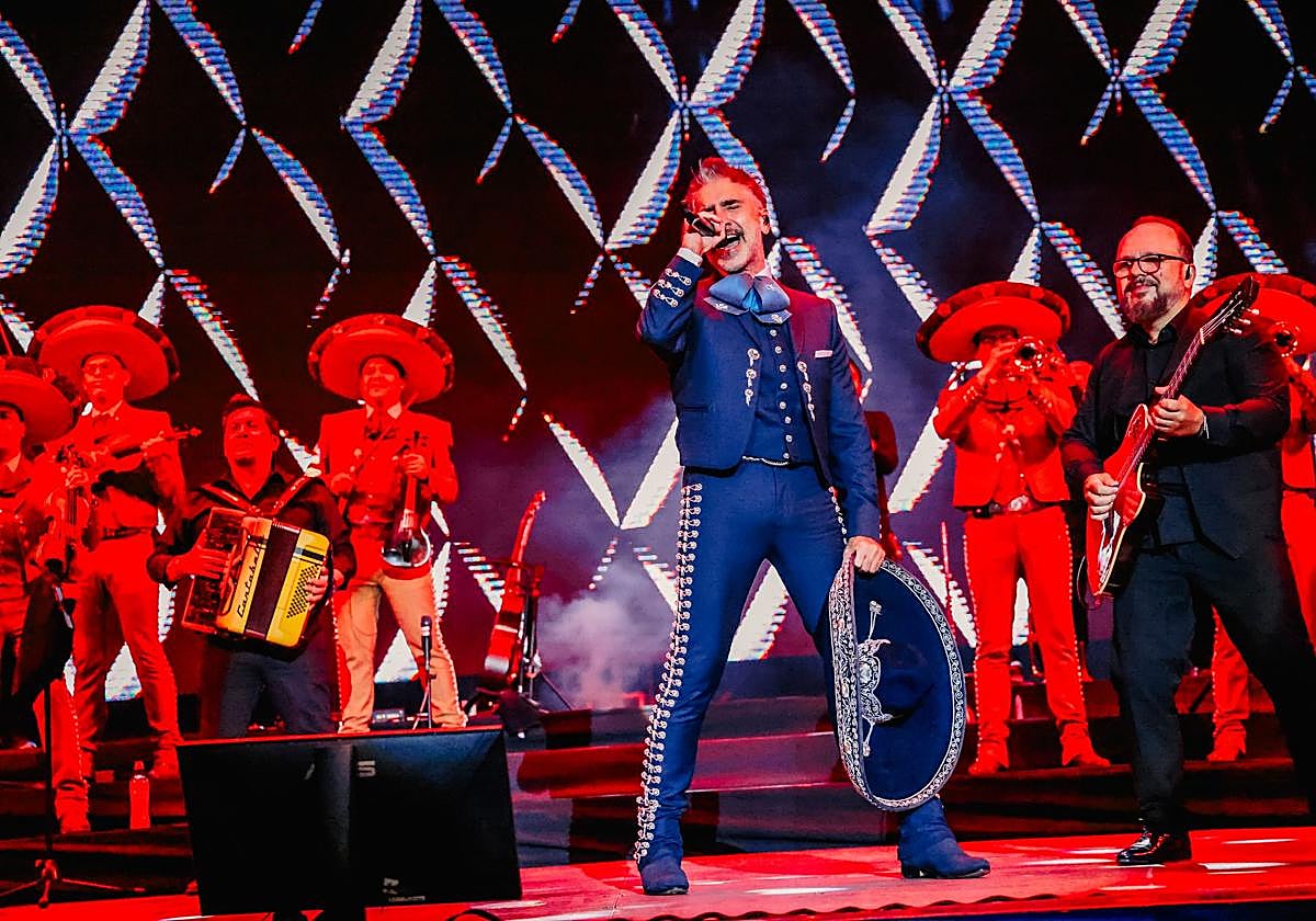 Alejandro Fernández durante su actuación esta semana en el Marenostrum de Fuengirola