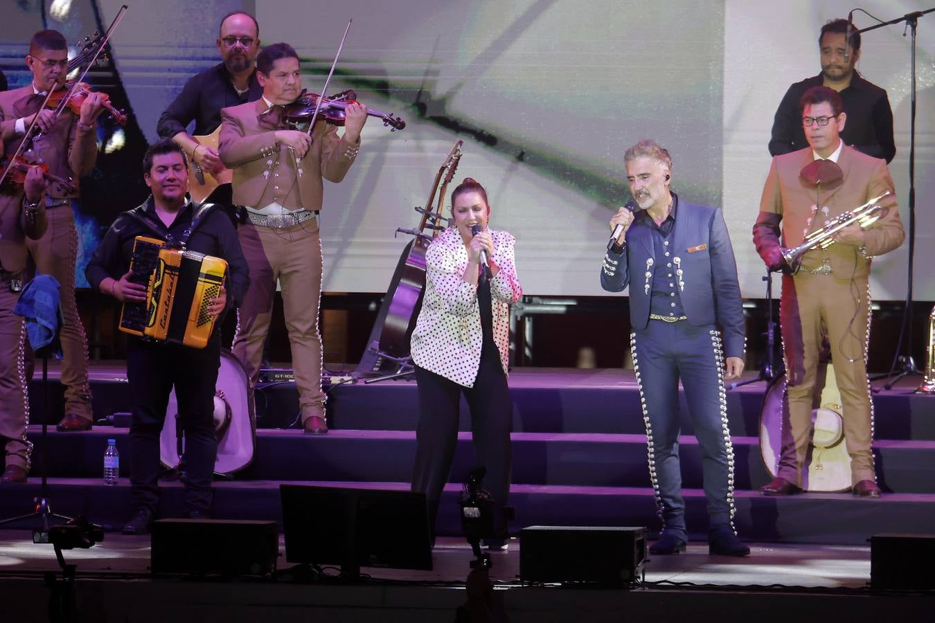 Niña Pastori subió al escenario para cantar con Alejandro Fernández en Sevilla
