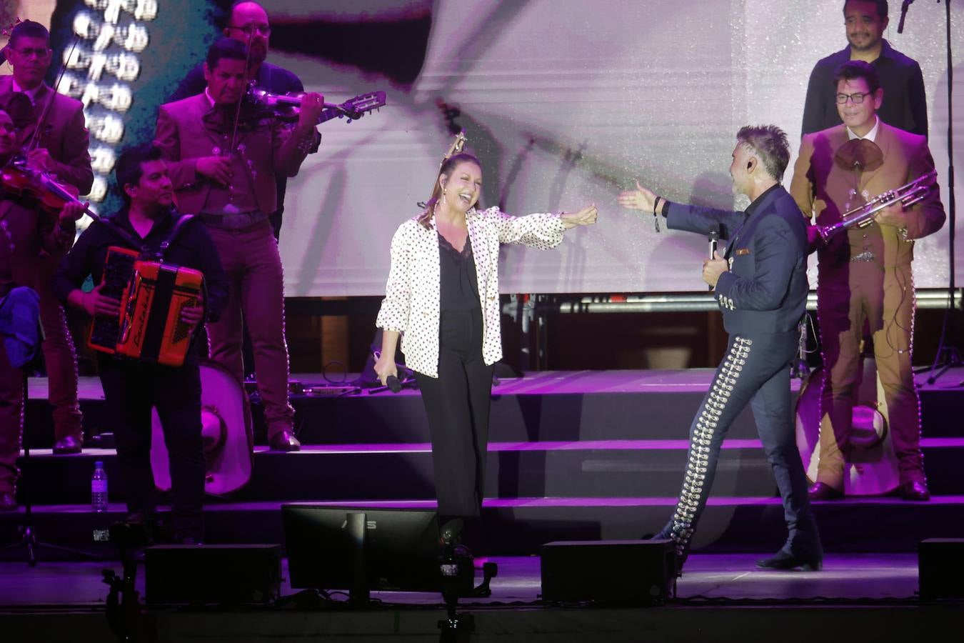 Niña Pastori subió al escenario para cantar con Alejandro Fernández en Sevilla