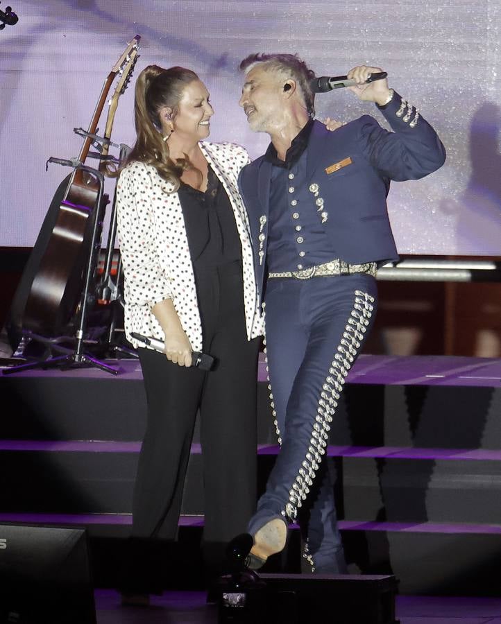 Niña Pastori subió al escenario para cantar con Alejandro Fernández en Sevilla