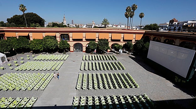 Distribución del patio de la Diputación de Sevilla para el cine de verano