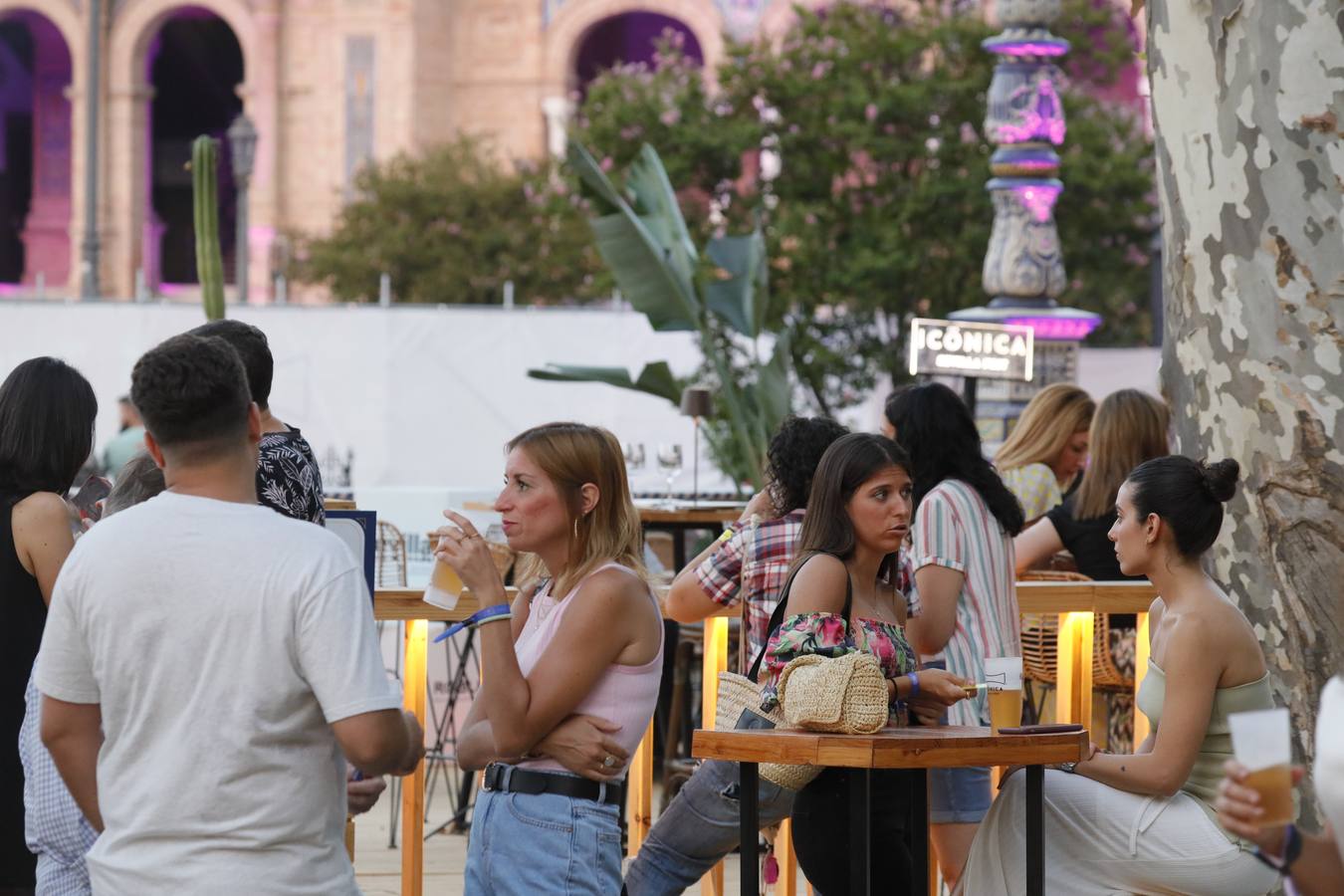 Ambiente previo al concierto de Vanesa Martín en la Plaza de España