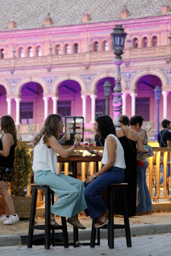 Ambiente previo al concierto de Vanesa Martín en la Plaza de España