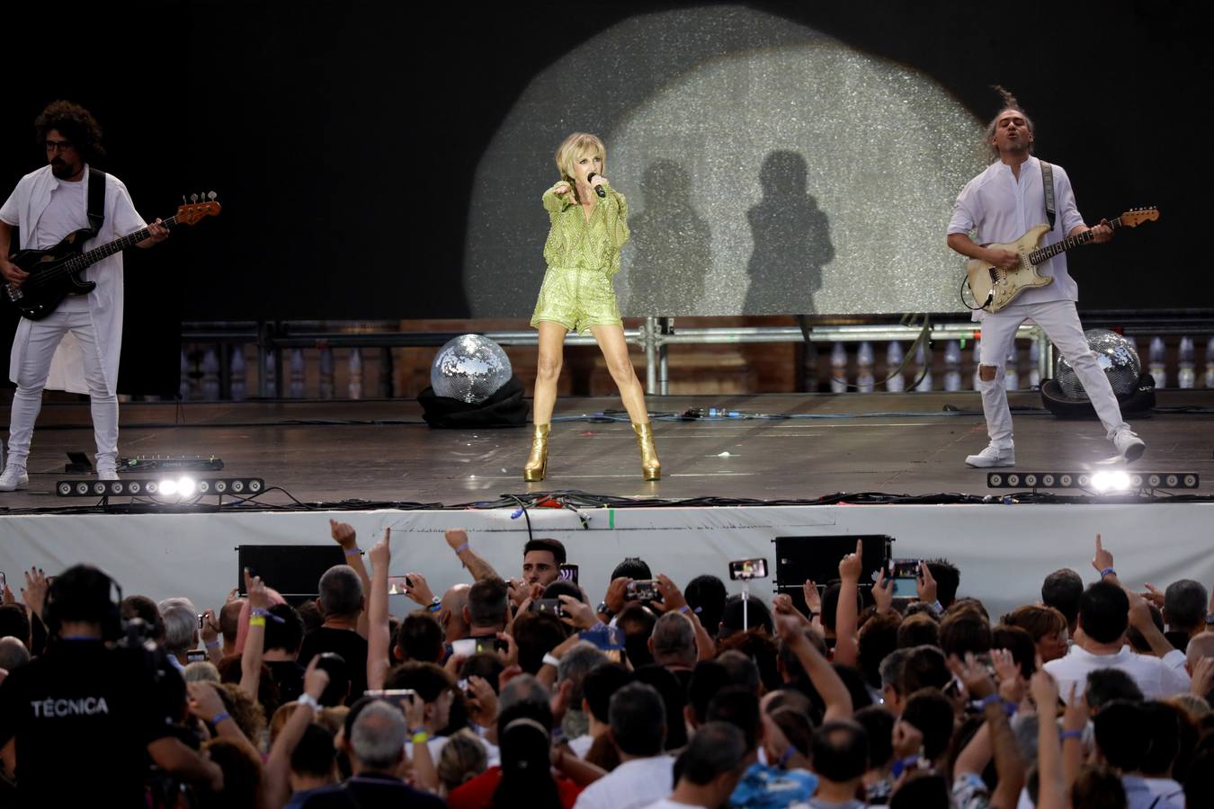Ana Torroja llenó el escenario y animó al público a bailar al ritmo de sus temas
