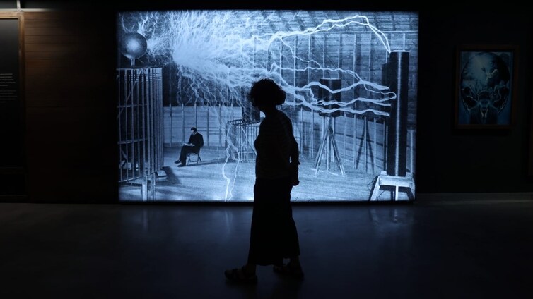 El universo cargado de electricidad de Nikola Tesla llega a una exposición a CaixaForum Sevilla