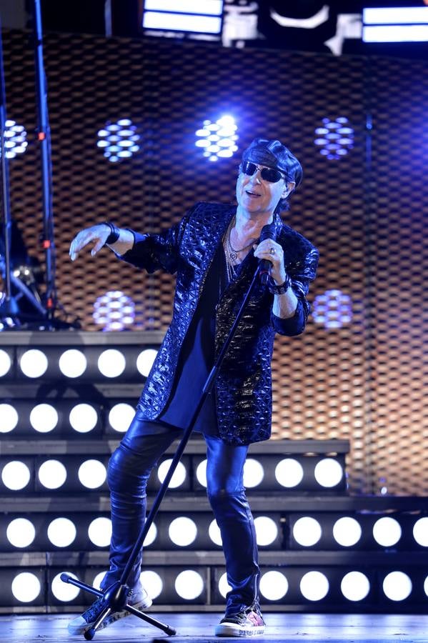 El grupo Scorpions, en plena actuación en la Plaza de España de Sevilla este martes