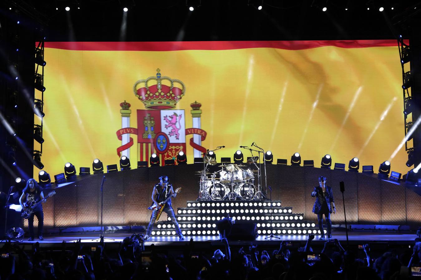 El grupo Scorpions, en plena actuación en la Plaza de España de Sevilla este martes
