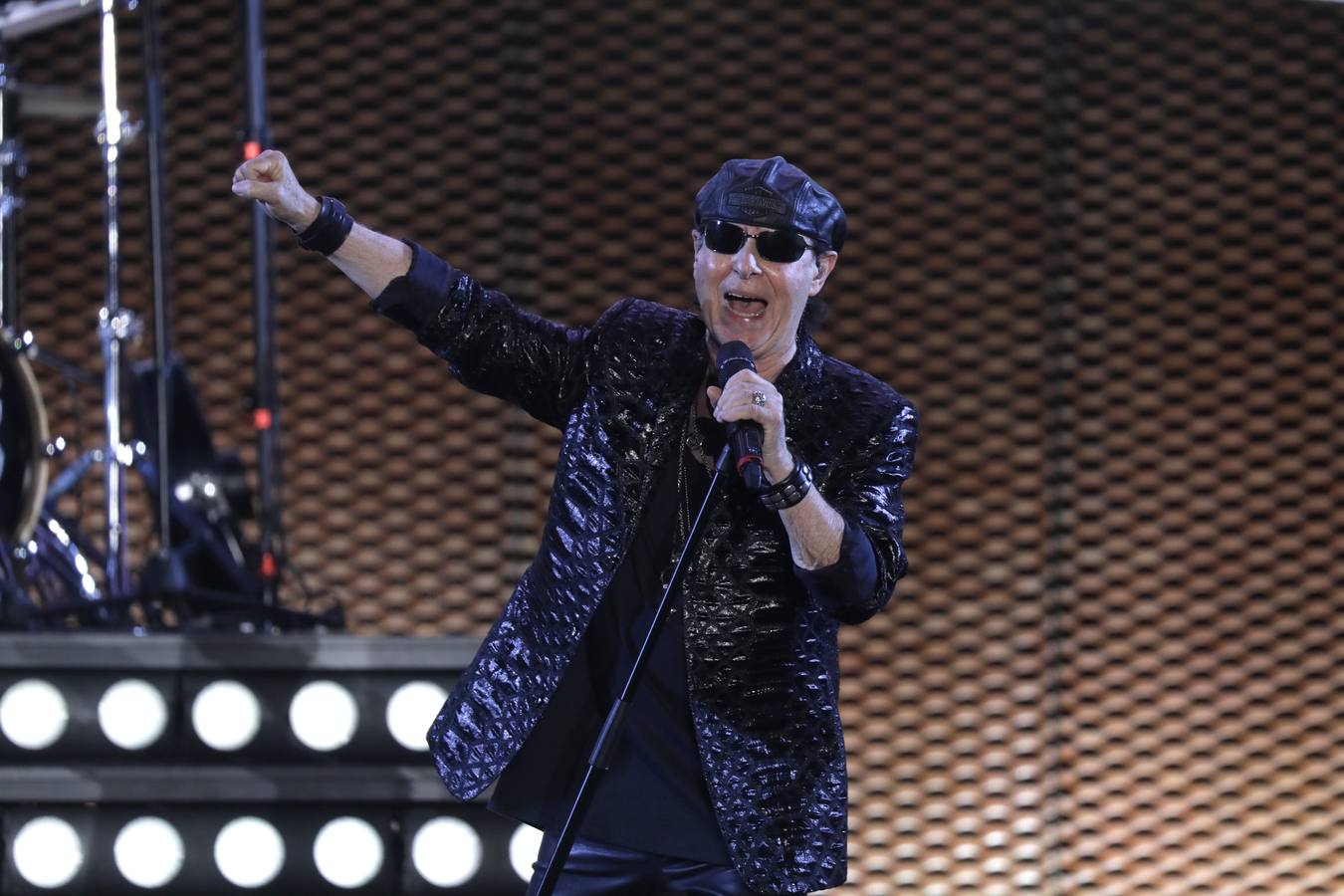 El grupo Scorpions, en plena actuación en la Plaza de España de Sevilla este martes