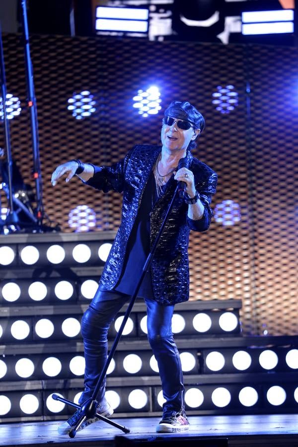 El grupo Scorpions, en plena actuación en la Plaza de España de Sevilla este martes