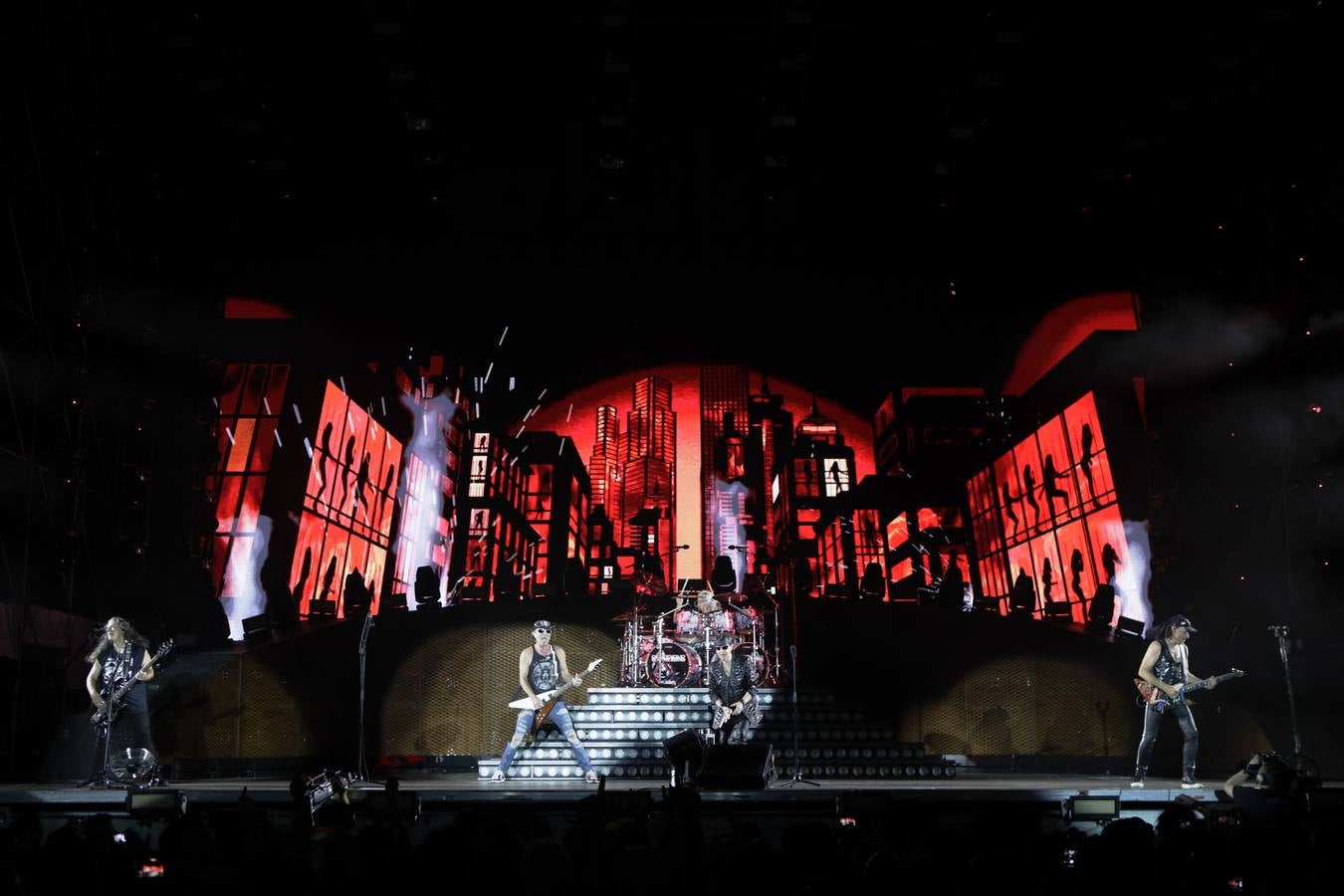 El grupo Scorpions, en plena actuación en la Plaza de España de Sevilla este martes