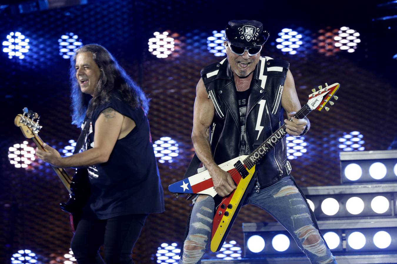 El grupo Scorpions, en plena actuación en la Plaza de España de Sevilla este martes