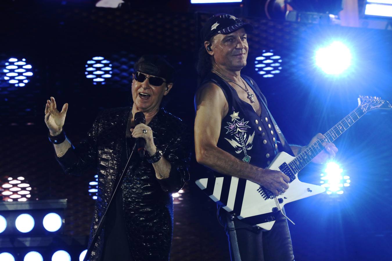 El grupo Scorpions, en plena actuación en la Plaza de España de Sevilla este martes