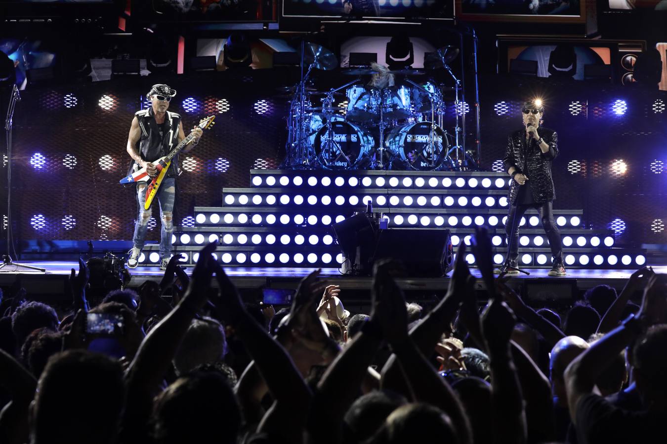 El grupo Scorpions, en plena actuación en la Plaza de España de Sevilla este martes
