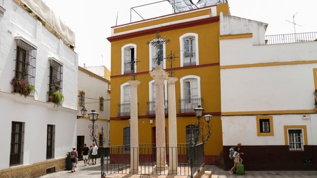 Tres cruces sobre columnas de mármol