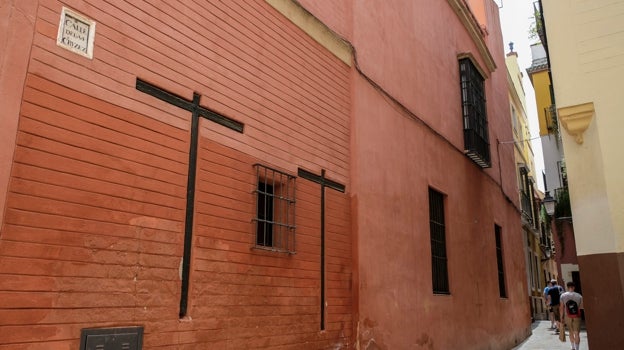 Dos cruces incrustadas en la pared