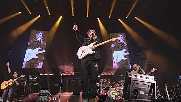 El elegante pop latino de Juanes hace vibrar a 3.000 personas en el Cartuja Center de Sevilla