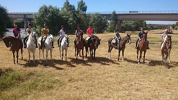 Grupo haciendo una ruta a caballo por la ribera del Guadalquivir