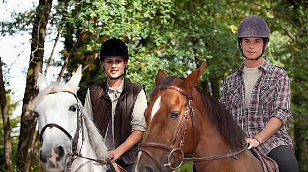 Pareja haciendo una excursión a caballo