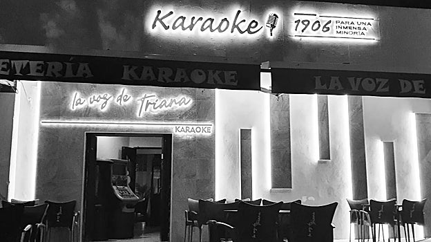 Terraza exterior Karaoke La Voz de Triana