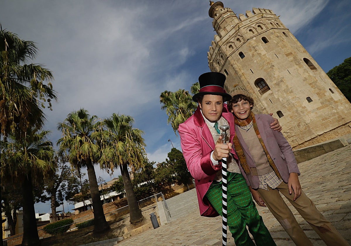 Daniel Diges, acompañado por Alan Miranda, uno de los niños que darán vida a Charlie, durante la presentación del espectáculo, este viernes, en Sevilla