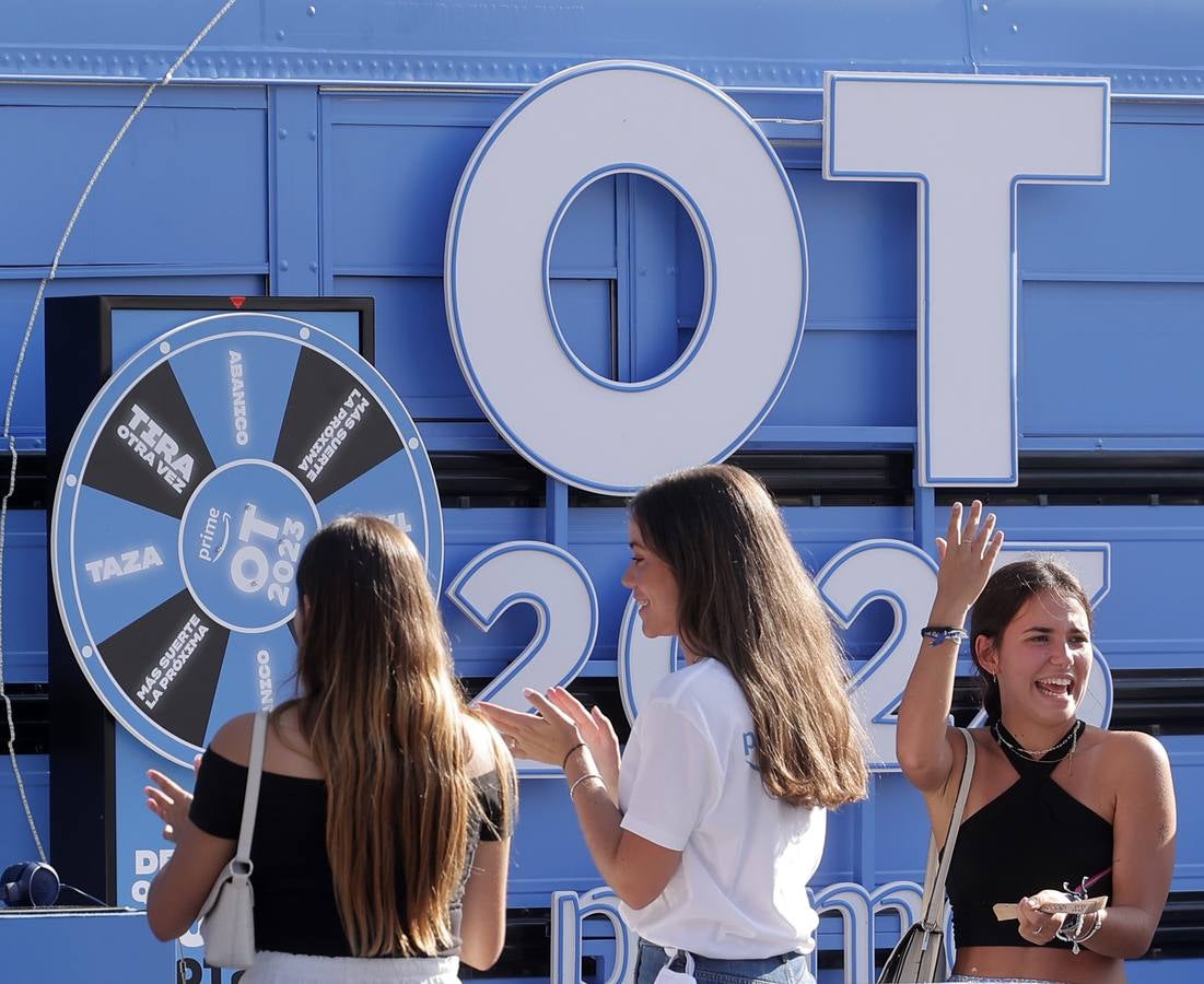 El autobús de OT ha causado una gran expectación en Sevilla