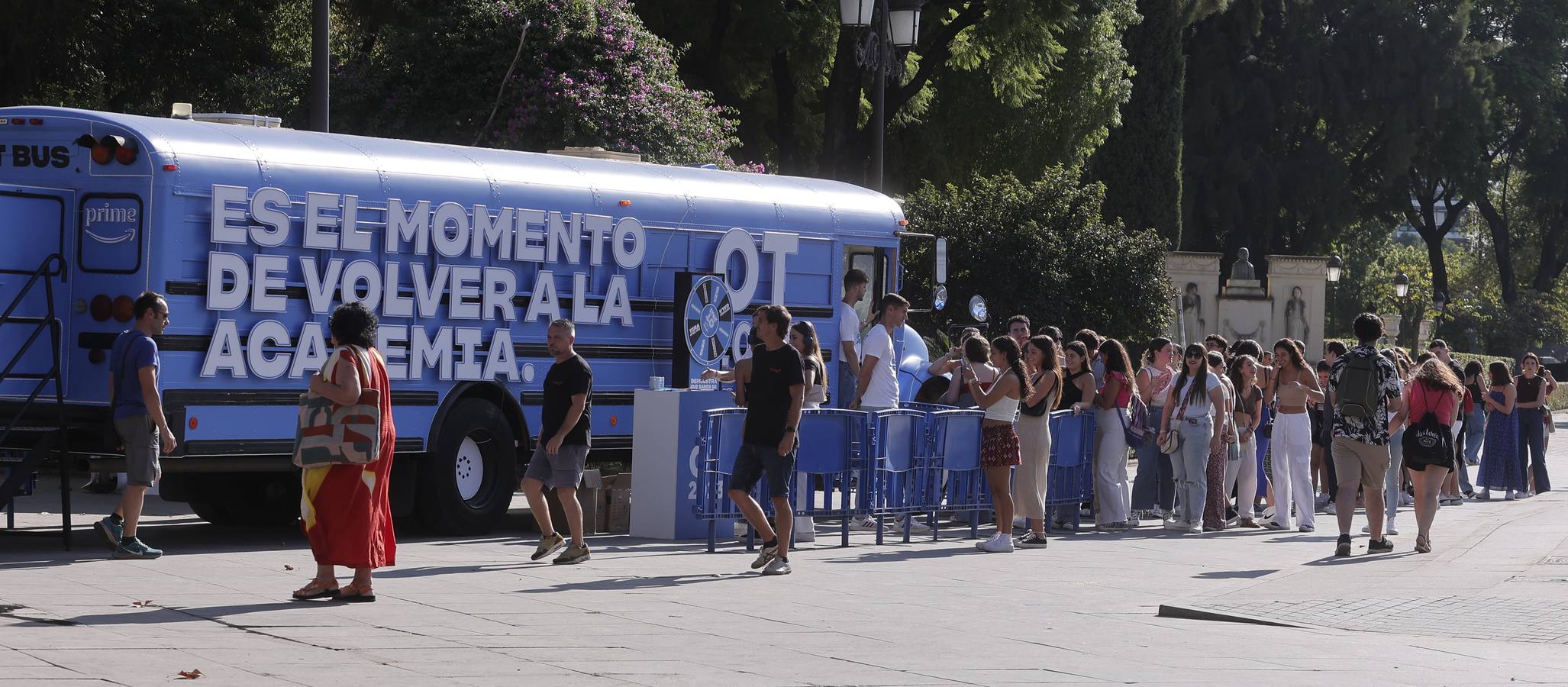 El autobús de OT ha causado una gran expectación en Sevilla