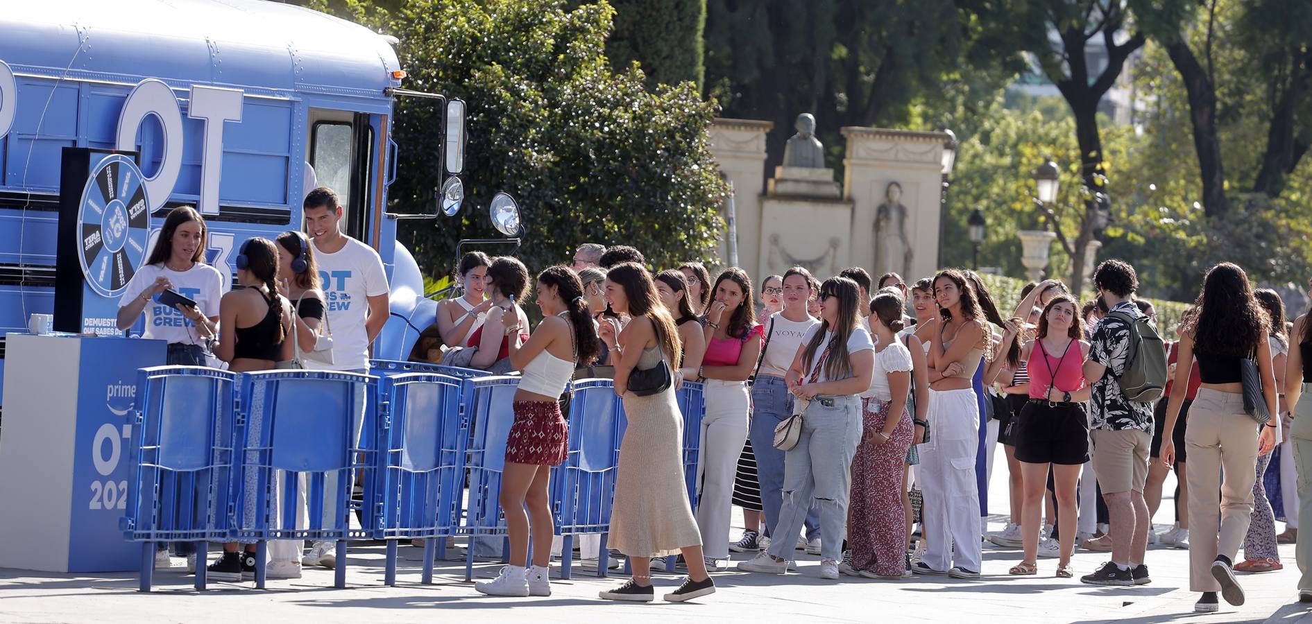 El autobús de OT ha causado una gran expectación en Sevilla