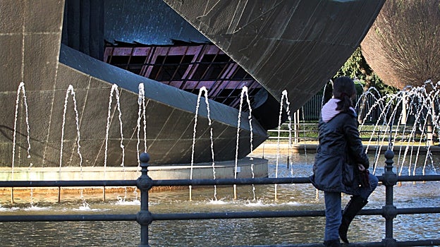 Mujer paseando por el parque de San Jerónimo