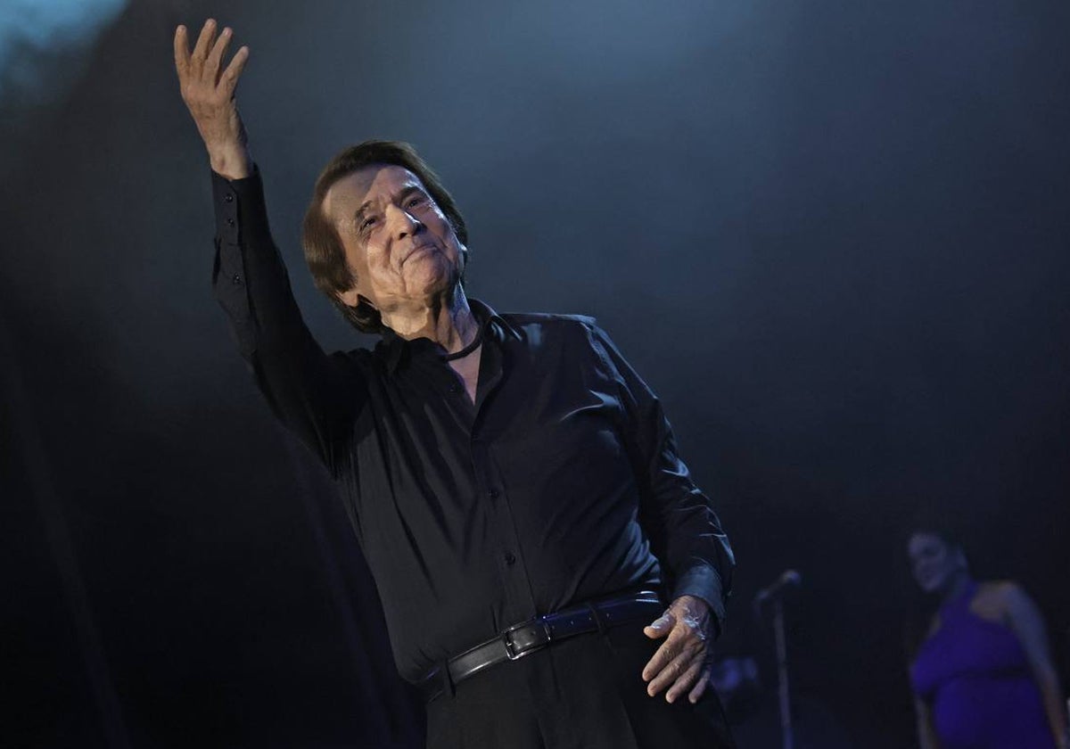 Raphael, en un momento de su concierto en la Maestranza