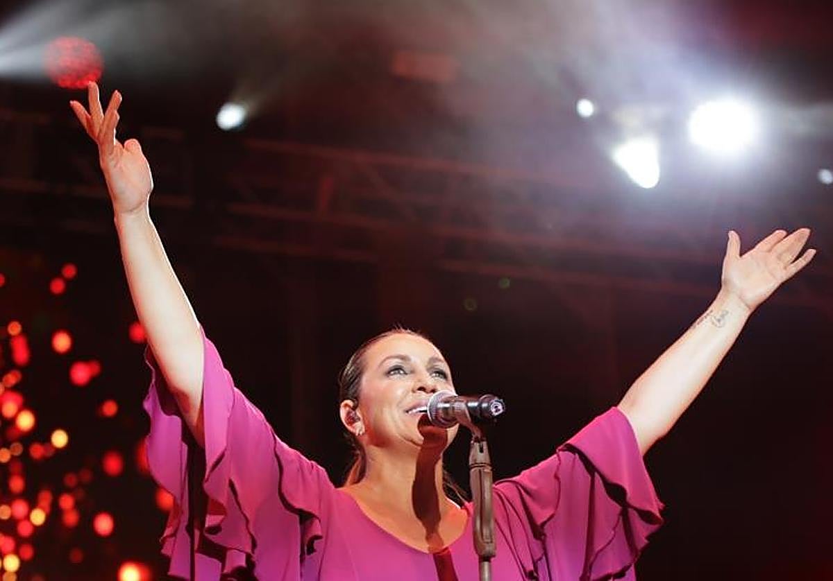 Niña Pastori en un momento de su concierto en el Teatro de la Axerquía de Córdoba