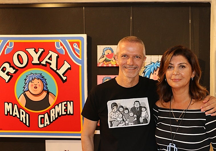 Javier Granados y la galerista Inma Puchal ante una de las obras