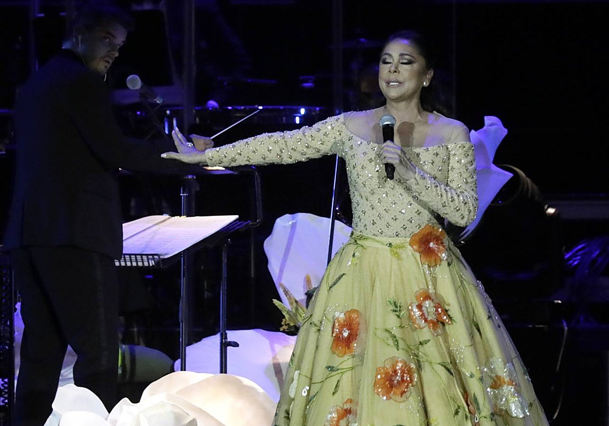 Isabel Pantoja, en un momento de su concierto en el Estadio de la Cartuja
