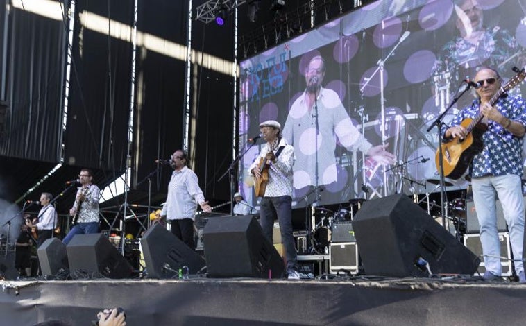 Imagen principal - Arriba Los Manolos durante su actuación, ante un público que disfrutó de la tarde y la noche; sobre estas líneas, a la derecha, uno de los números del grupo de baile en su tributo a Queen 