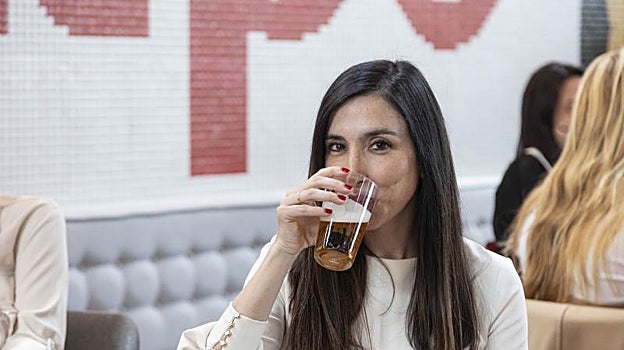 Mujer tomando cerveza en la Factoría Cruzcampo