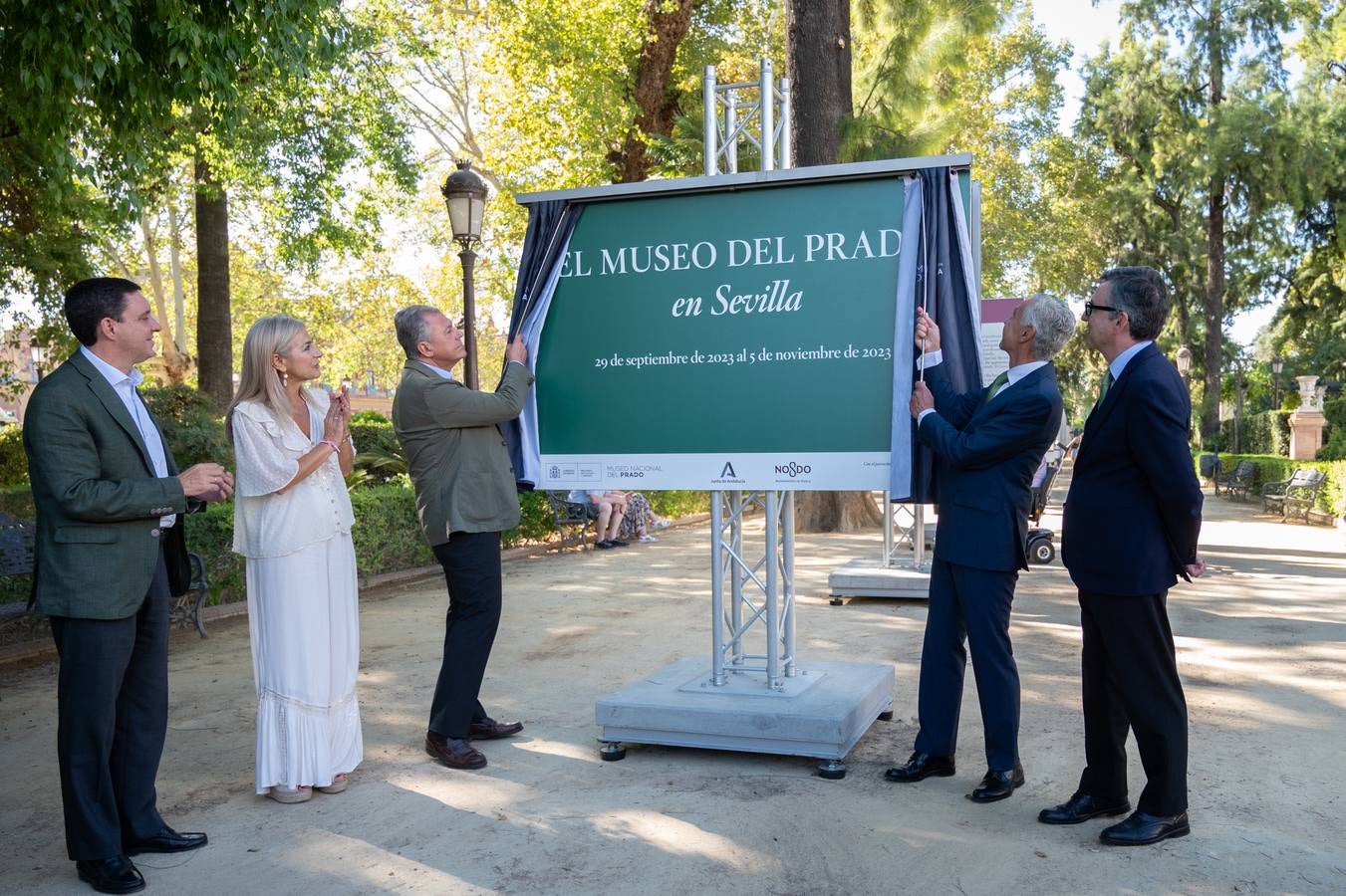 Momento de la inauguración este viernes de la exposición 'El Prado en las calles'