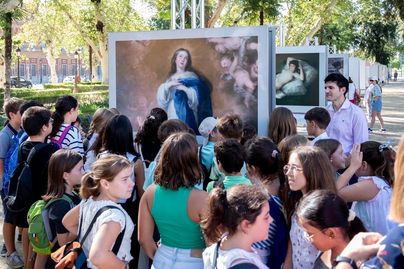 Momento de la inauguración este viernes de la exposición 'El Prado en las calles'