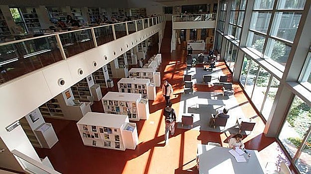 Interior de la biblioteca