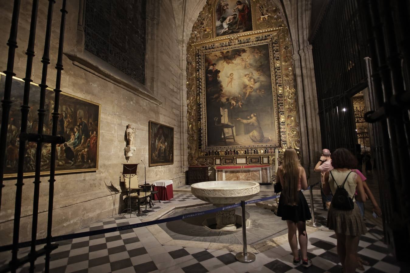 Numerosas personas hicieron colas para disfrutar del Archivo de Indias, la iglesia de San Luis de los Franceses y del Museo de Bellas Artes por la noche