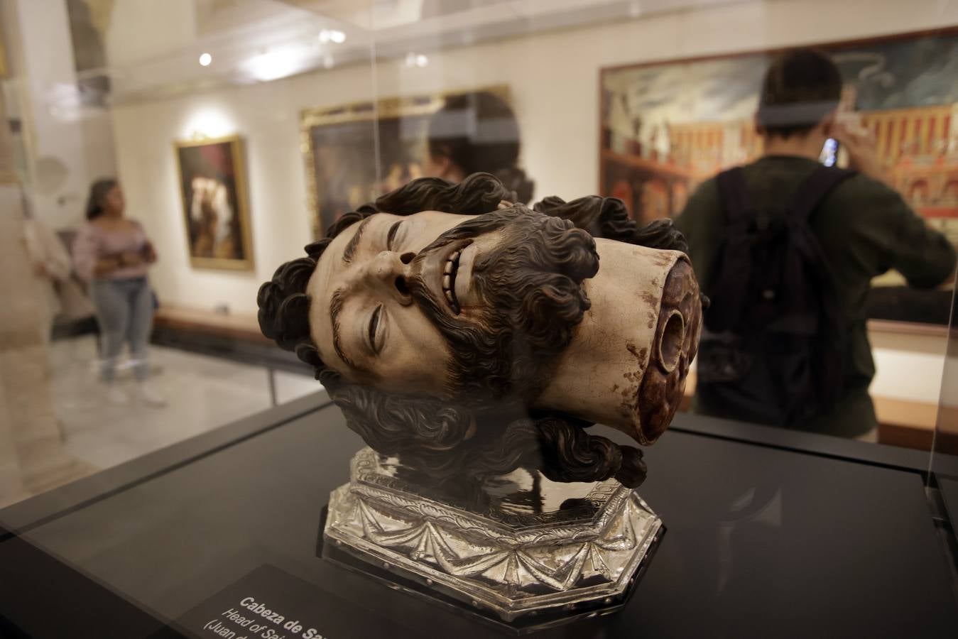 Numerosas personas hicieron colas para disfrutar del Archivo de Indias, la iglesia de San Luis de los Franceses y del Museo de Bellas Artes por la noche