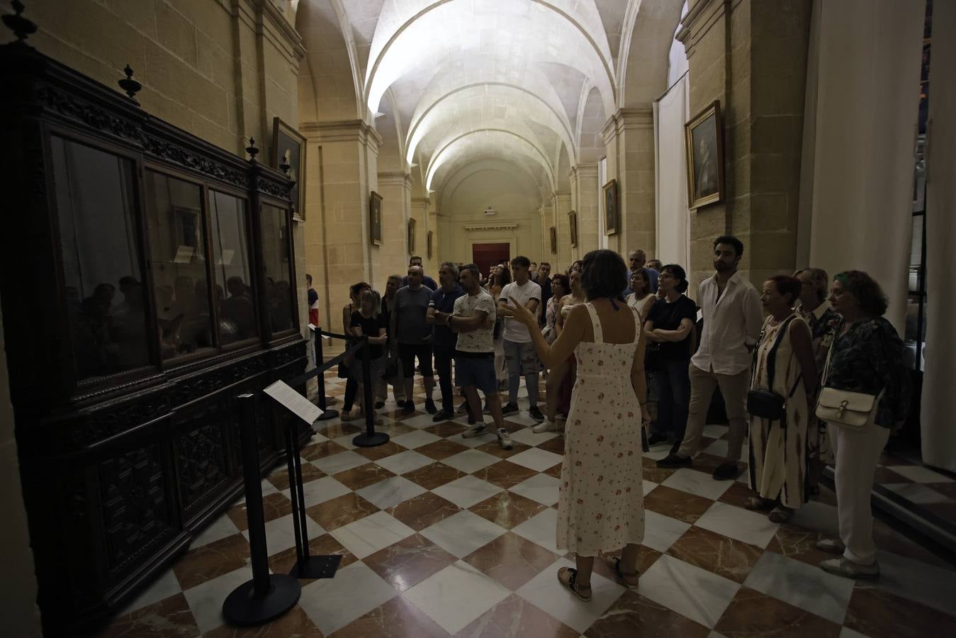 Numerosas personas hicieron colas para disfrutar del Archivo de Indias, la iglesia de San Luis de los Franceses y del Museo de Bellas Artes por la noche