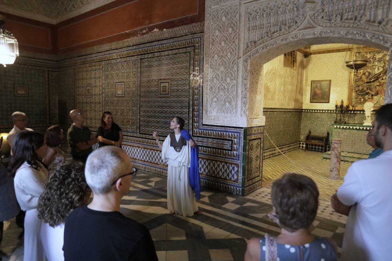 El Antiquarium, los museos de las hermandades, la casa-palacio de la condesa de Lebrija, una noche bailando swing en las Setas o una ruta teatralizada por Sevilla hicieron las delicias del público en esta noche mágica